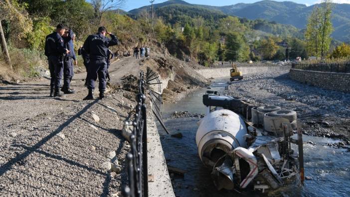 Derede devrilen beton mikserinde sıkışan sürücü hayatını kaybetti