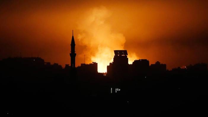 İsrail Gazze'de camiyi vurdu