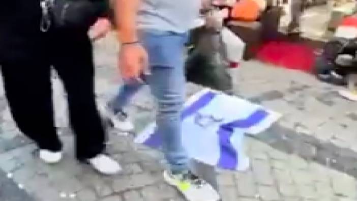 İstanbul'da bir çarşı esnafı İsrail bayrağını yola serdi