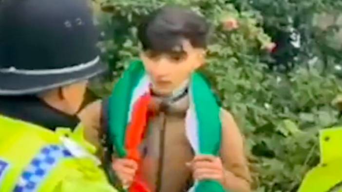 Britanya'da Filistin bayrağı taşıyan gence polis müdahalesi