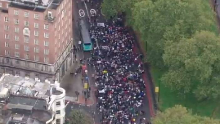 Londra'da yüzlerce kişi Filistin için toplandı