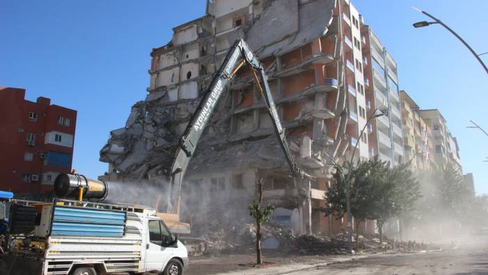 Depremde ağır hasar alan binalar yıkılmaya devam ediyor