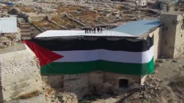 Tarihi Gaziantep Kalesi'ne devasa Filistin bayrağı...