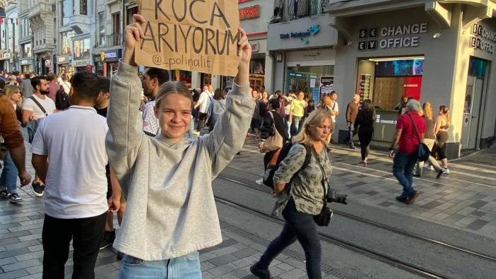 Taksim’in ortasında ‘Koca arıyorum’ diye pankart açtı