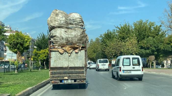 Çuval yüklü kamyonet büyük tehlikeye neden oldu