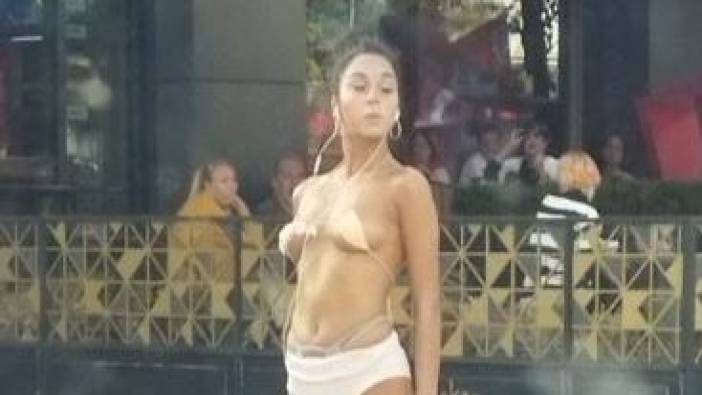Bağdat Caddesi'nde kaz adımlarla yürüyen bikinili kadın ortaya çıkı. Herkes 17.30'da pencereye koşuyordu