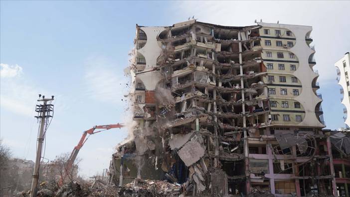 Depremde 89 kişiye mezar olan Galeria Sitesi’nin 3 müteahhidi ve mühendisi hakim karşısına çıktı