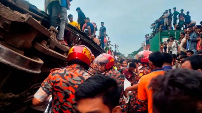 Bangladeş'te iki tren kafa kafaya çarpıştı