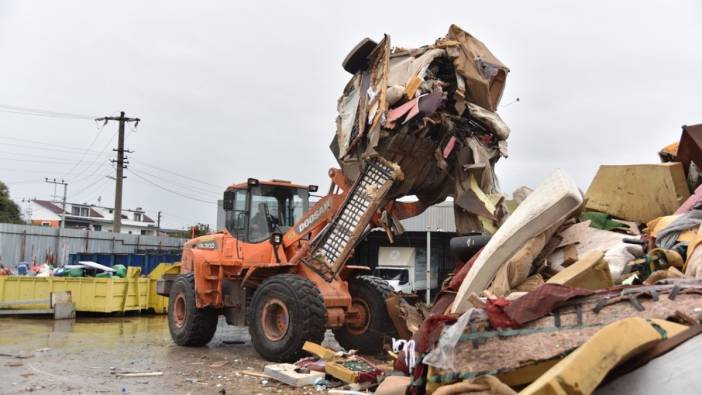 32 mahalleye çöp altında kaldı. 50 ton çöp kamyon kamyon toplandı