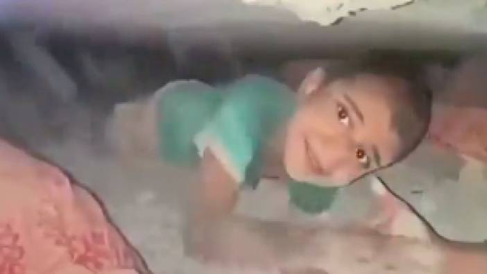 İsrail'in vurduğu evin enkazından kurtulan küçük çocuk