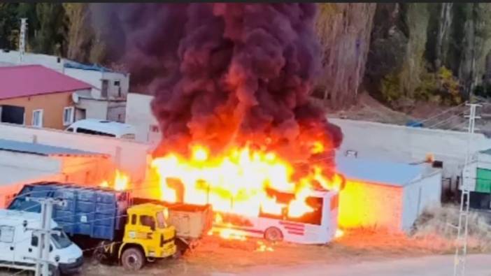 Kars'ta park halindeki halk otobüsü alev alev yandı; o anlar kamerada