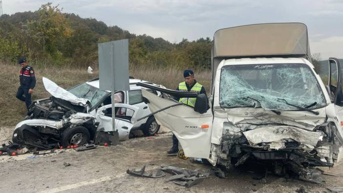 Bursa'da otomobil ile kamyonet çarpıştı: 4 yaralı