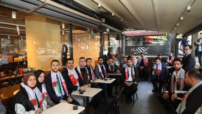 AKP Gençlik Kolları müthiş fikirle Starbucks’a gidip yer kapatma eylemi yaptı