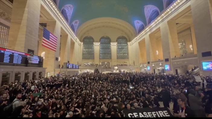 ABD’li Yahudiler'den Gazze için 'ateşkes' çağrısı. New York’ta tren istasyonunu işgal ettiler