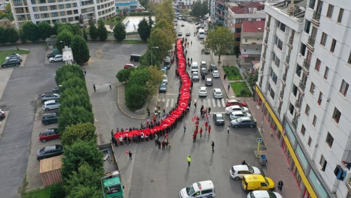 350 metrelik dev Türk bayrağını öğrenciler el üstünde taşıdı. Helal olsun size çocuklar