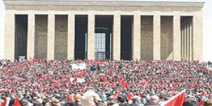 Anıtkabir'e ziyaretçi akını