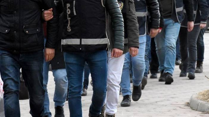 İzmir'de FETÖ'ye 'Kıskaç' operasyonunda 28 şüpheli tutuklandı