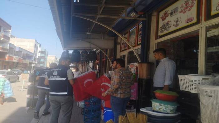 Türk bayrağı dağıtan zabıta amirini bıçakladı
