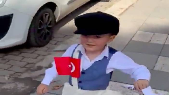 Gazeteci küçük çocuk göğsünde Türk bayrağı ile: "Yazıyoooor, yazıyor, Cumhuriyet'in ilanı yazıyor"