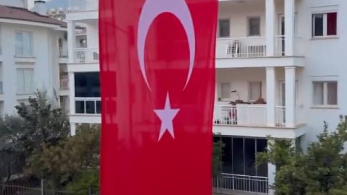 Türk bayrağına tepki gösteren Rus'a karşı dev Türk bayrağı asıldı