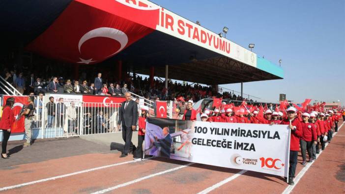 Cumhuriyet Bayramı töreninde öğrencilere Erdoğan görselli pankart taşıttılar