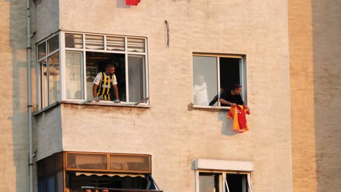 Fenerbahçe taraftarları balkona çıktı. Pendikspor Fenerbahçe maçını balkondan izleyecekler