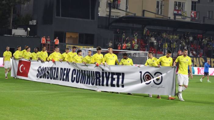 Fenerbahçeli futbolcular ısınmaya 'Sonsuza dek Cumhuriyet' pankartıyla çıktı