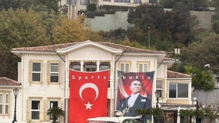 Ali Koç evinin önüne Türk bayrağı ve Atatürk portresi astı