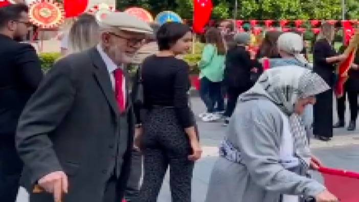 Yaşlı çift Cumhuriyet kutlamasında: Bir elinde baston bir elinde Türk bayrağı...