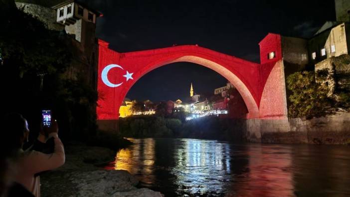 Tarihi Mostar Köprüsü Türk bayrağının renklerine büründü
