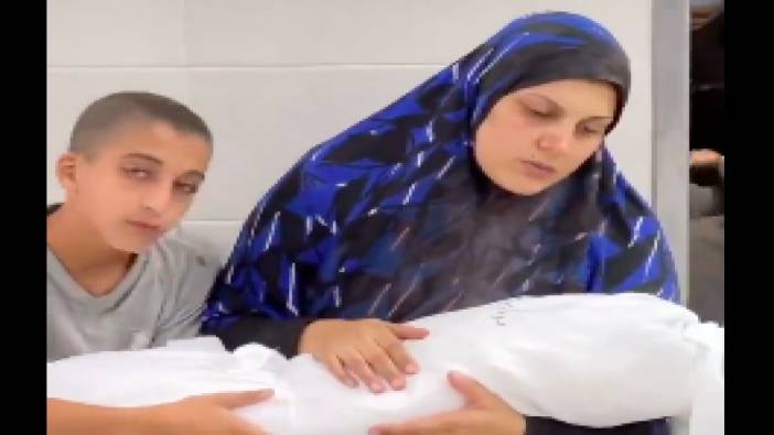 Gazze'de bir anne, kucağında kaybettiği, yanında çocukluğu çalınan yavrusu