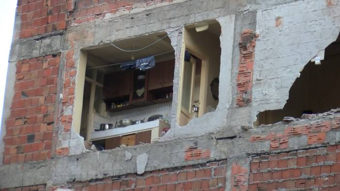 Zeytinburnu'nda bina yıkıldı, yan apartman duvarsız kaldı