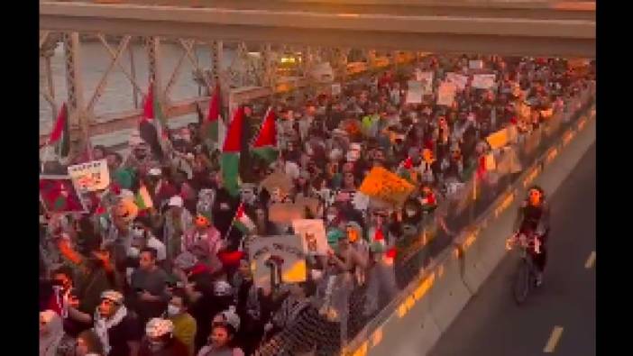 New York'ta yüzlerce kişi ellerinde Filistin bayraklarıyla yürüdü