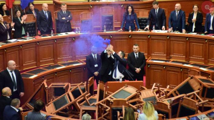 Arnavutluk'ta meclis karıştı. Sis bombası attılar