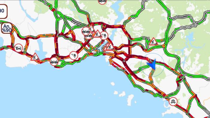 İstanbul'da şiddetli yağmur! Trafik kilit: Silecekler zor yetişiyor