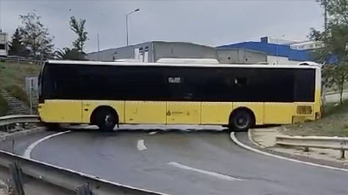 Virajı alamayan İETT otobüsü bariyerlere çarpıp yolu kapattı