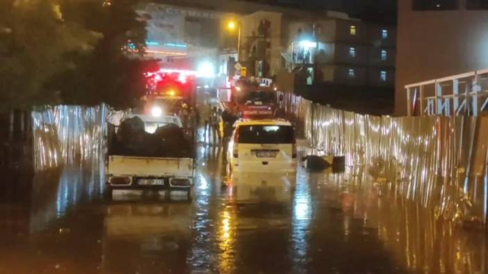 Çekmeköy'de etkili olan kuvvetli yağışın ardından iki araç suda mahsur kaldı