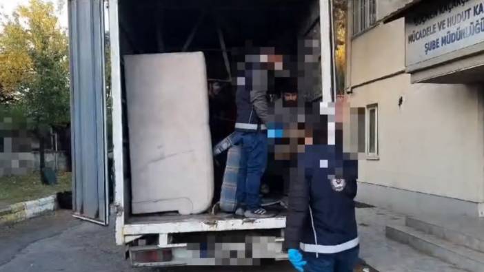 Nakliyeci kamyonetinde 25 kaçak göçmen yakalandı