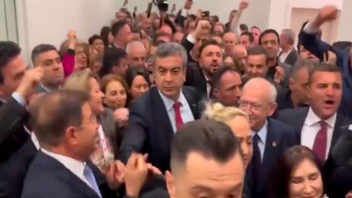Kılıçdaroğlu kurultay salonunda "Halkın umudu Kılıçdaroğlu" sloganlarıyla karşılandı...