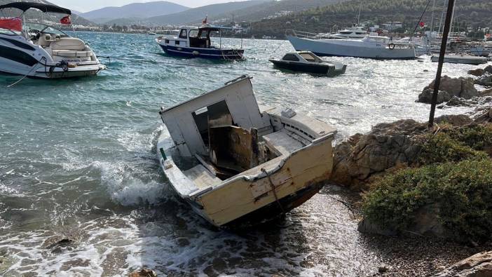 Bodrum'da demirli bulunan 2 tekne, fırtına nedeniyle parçalandı