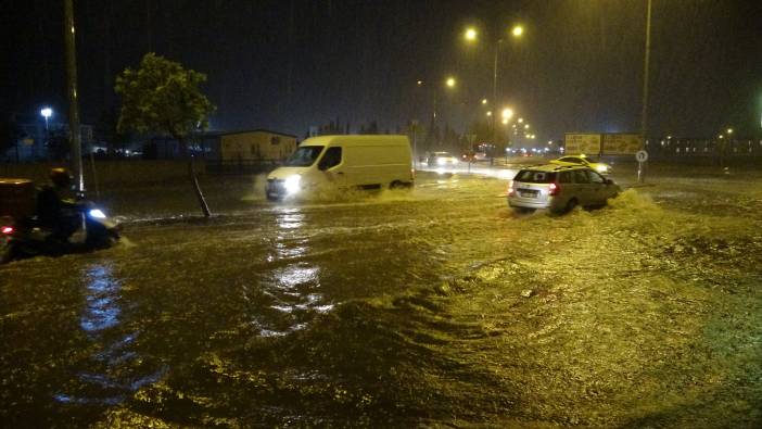 Çanakkale’de cadde ve sokaklar göle döndü