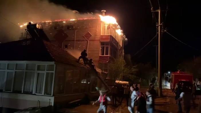 Bacadan çıkan yangında evin çatısı alev alev yandı