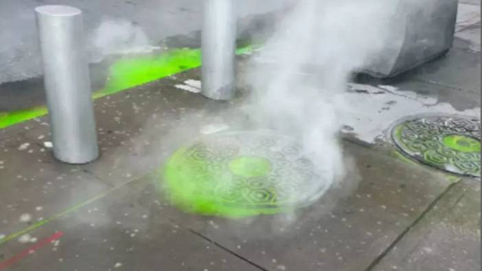 Kanalizasyon deliklerinden gizemli yeşil balçık sızdı. Bilim kurgu filmi değil gerçek