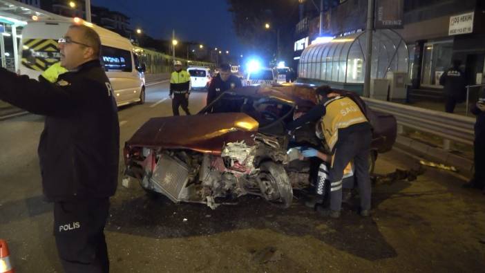 Otomobil Bursaray'ın bariyerine çarptı: 2 yaralı