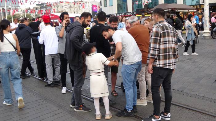 Taksim'de  turistlerin çantasını çalan 10 yaşındaki kız suçüstü yakalandı