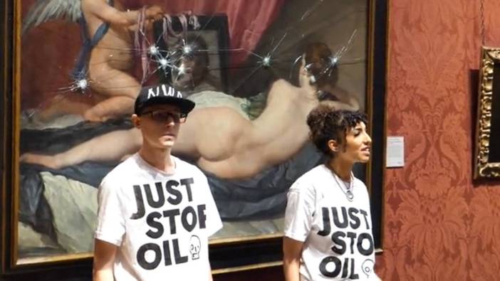 İklim aktivistleri, ‘Aynadaki Venüs’ tablosuna çekiçle saldırdı
