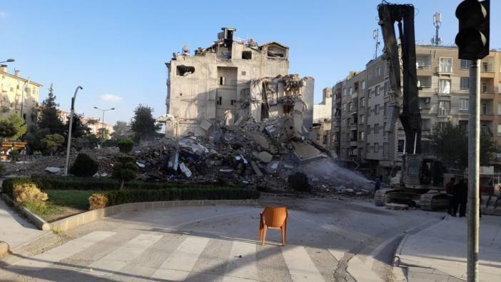 Kilis'te, ağır hasarlı bina yıkım sırasında çöktü