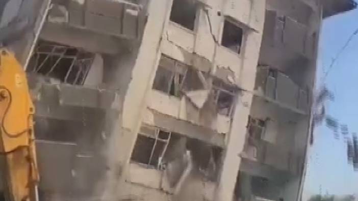Hatay'da depremde hasar alan 5 katlı bina titreşimle yıkıldı