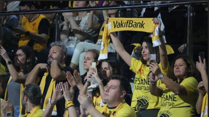 Vakıfbanklı taraftarlardan ışık şov. İşte salondan renkli anlar