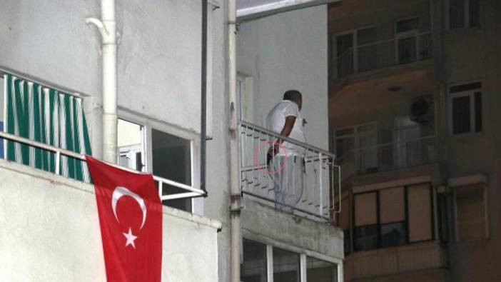 Antalya’da balkonda tabancalı kriz! Polis son anda ikna etti